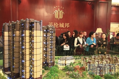 千人围观 英伦城邦军队装备展启幕_活动_南房网&middot;南充房地产